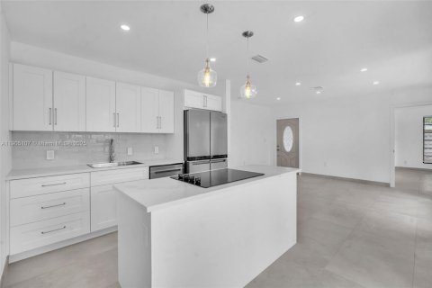 House in Hollywood, Florida 4 bedrooms, 148.83 sq.m. № 1955257 - photo 10