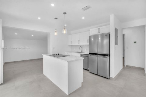 House in Hollywood, Florida 4 bedrooms, 148.83 sq.m. № 1955257 - photo 11