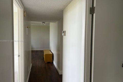 Снять в аренду кондоминиум в Лодерхилл, Флорида 2 спальни, 98.48м2, № 2168773 - фото 10