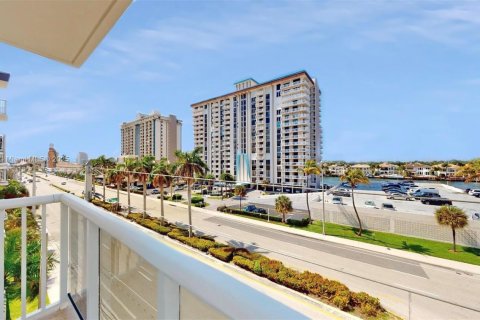 Condo in Hollywood, Florida, 2 bedrooms  № 1895409 - photo 2