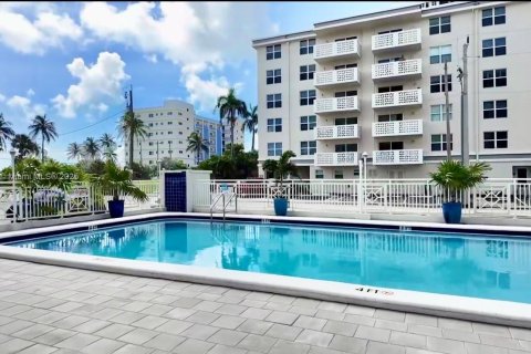 Condo in Hollywood, Florida, 2 bedrooms  № 1895409 - photo 19
