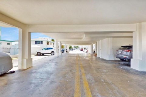 Condo in Hollywood, Florida, 2 bedrooms  № 1895409 - photo 18