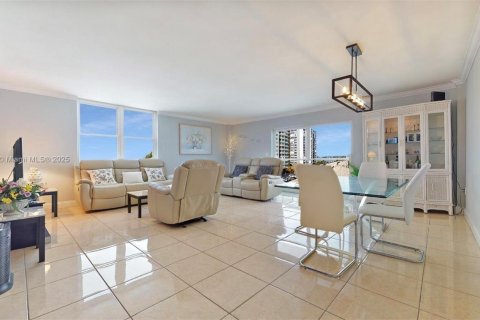Condo in Hollywood, Florida, 2 bedrooms  № 1895409 - photo 7