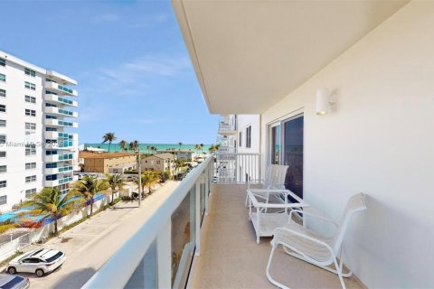 Condo in Hollywood, Florida, 2 bedrooms  № 1895409 - photo 1