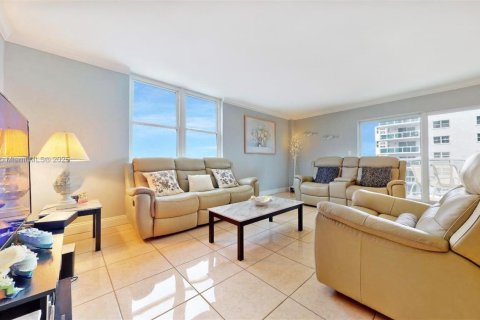 Condo in Hollywood, Florida, 2 bedrooms  № 1895409 - photo 6