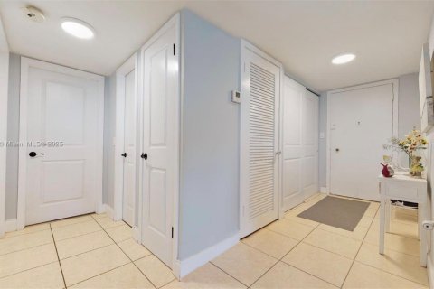 Condo in Hollywood, Florida, 2 bedrooms  № 1895409 - photo 4