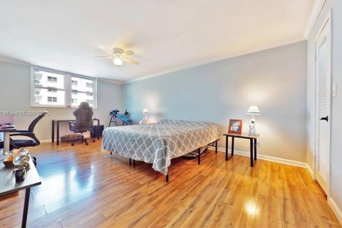 Condo in Hollywood, Florida, 2 bedrooms  № 1895409 - photo 16