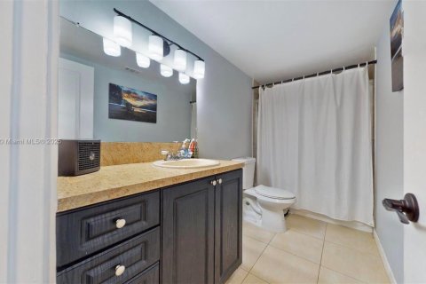 Condo in Hollywood, Florida, 2 bedrooms  № 1895409 - photo 15