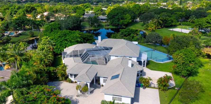 Villa ou maison à Coral Springs, Floride 9 chambres, 758.73 m2 № 1812085