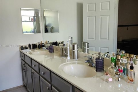 Condominio en venta en Doral, Florida, 3 dormitorios, 149.57 m2 № 2011355 - foto 9