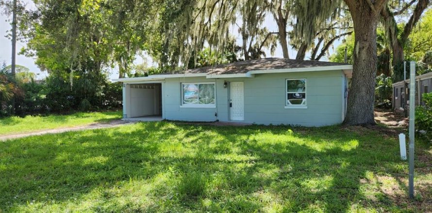 House in Port Richey, Florida 3 bedrooms, 96.99 sq.m. № 2384408