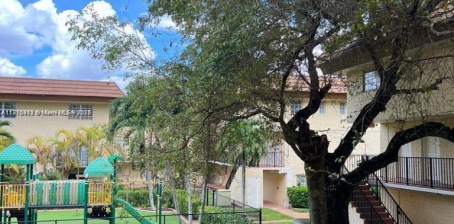 Кондоминиум с 2 спальнями в Майами, Флорида № 1970587