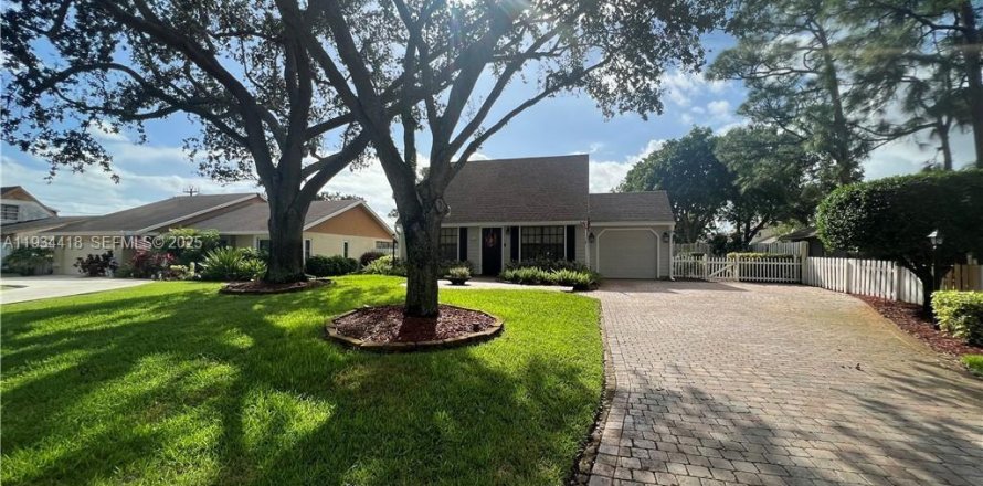 House in Delray Beach, Florida 3 bedrooms, 133.41 sq.m. № 1994689