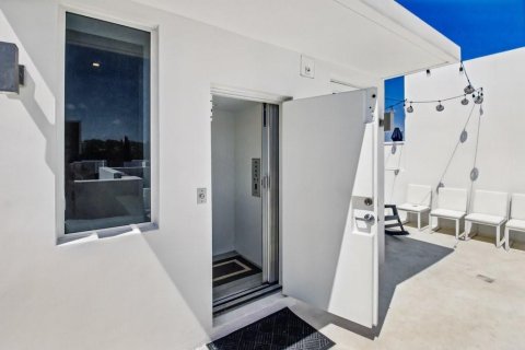 Townhouse in Fort Lauderdale, Florida 4 bedrooms, 207.26 sq.m. № 2147122 - photo 23