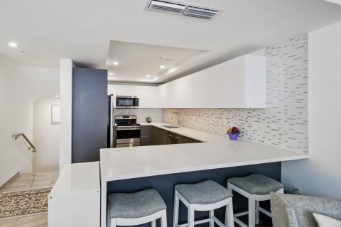 Townhouse in Fort Lauderdale, Florida 4 bedrooms, 207.26 sq.m. № 2147122 - photo 11