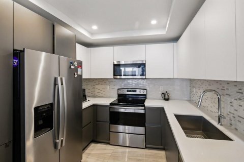 Townhouse in Fort Lauderdale, Florida 4 bedrooms, 207.26 sq.m. № 2147122 - photo 12