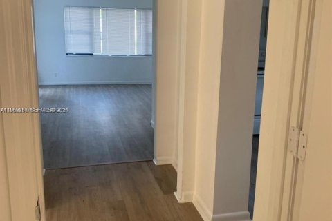 House in Fort Lauderdale, Florida 3 bedrooms, 125.42 sq.m. № 2020158 - photo 3