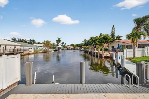 Casa en venta en Fort Lauderdale, Florida, 4 dormitorios, 179.67 m2 № 2182743 - foto 16