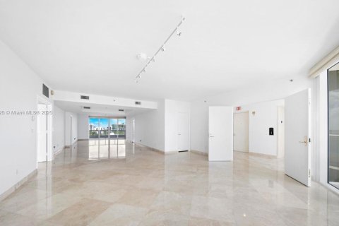 Condo in Miami, Florida, 3 bedrooms № 1980571 - photo 7