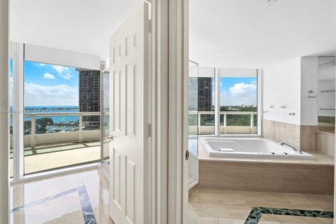 Condo in Miami, Florida, 3 bedrooms № 1980571 - photo 16