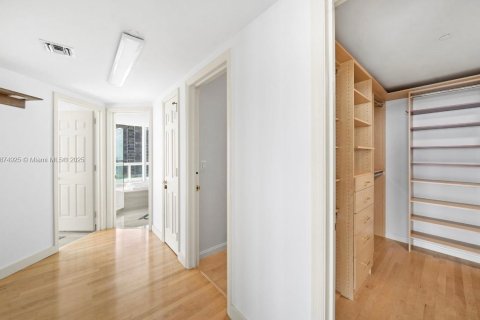 Condo in Miami, Florida, 3 bedrooms № 1980571 - photo 15