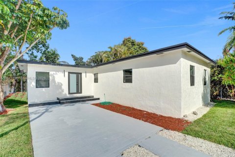 House in Miami, Florida 4 bedrooms, 133.78 sq.m. № 2036301