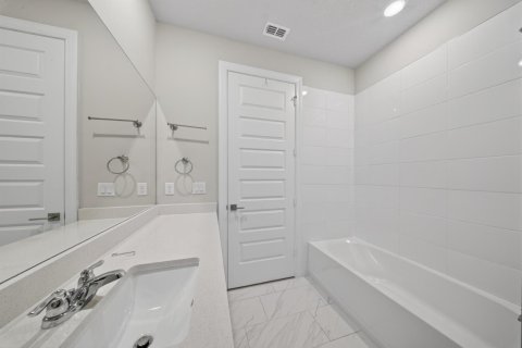 House in Port St. Lucie, Florida 4 bedrooms, 204.38 sq.m. № 2254860 - photo 24