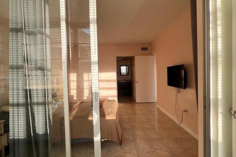 Condo in Miami, Florida, 1 bedroom  № 2027536 - photo 18