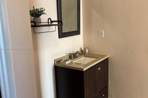 Condo in Miami, Florida, 1 bedroom  № 2027536 - photo 14