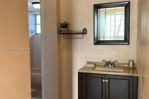 Condo in Miami, Florida, 1 bedroom  № 2027536 - photo 13