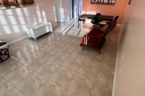 Condo in Miami, Florida, 1 bedroom  № 2027536 - photo 8