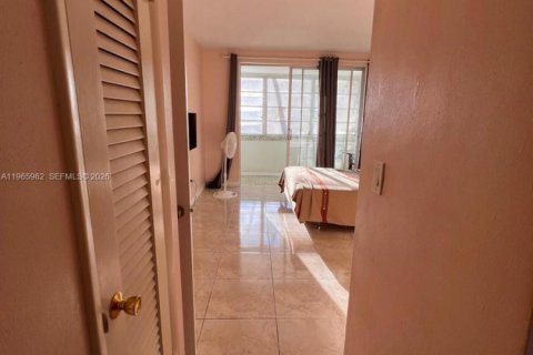 Condo in Miami, Florida, 1 bedroom  № 2027536 - photo 12