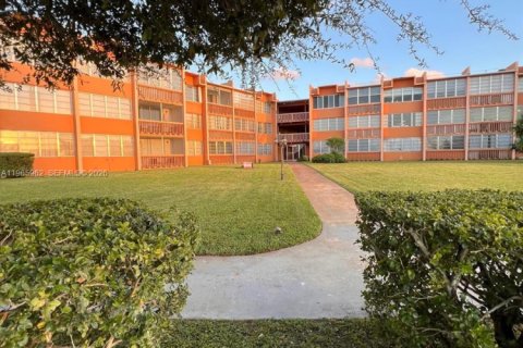 Condo in Miami, Florida, 1 bedroom  № 2027536 - photo 28