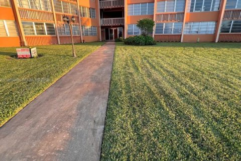 Condo in Miami, Florida, 1 bedroom  № 2027536 - photo 27