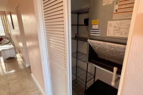 Condo in Miami, Florida, 1 bedroom  № 2027536 - photo 10