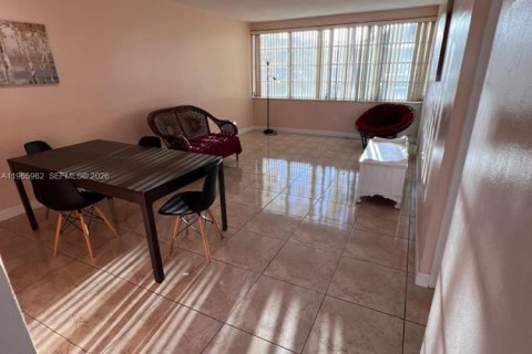 Condo in Miami, Florida, 1 bedroom  № 2027536 - photo 6