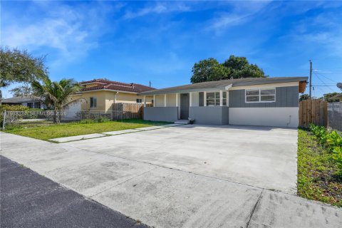 House in Fort Lauderdale, Florida 3 bedrooms, 86.77 sq.m. № 2048780 - photo 7