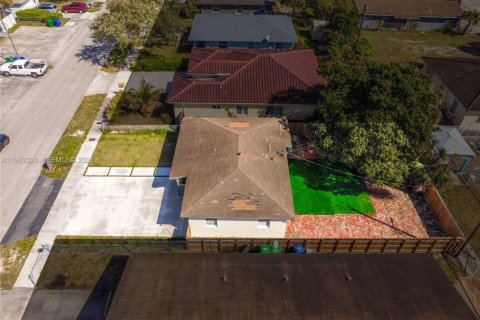 House in Fort Lauderdale, Florida 3 bedrooms, 86.77 sq.m. № 2048780 - photo 3