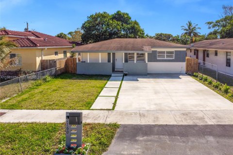 House in Fort Lauderdale, Florida 3 bedrooms, 86.77 sq.m. № 2048780