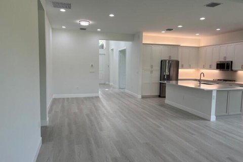 Villa ou maison à louer à Boynton Beach, Floride: 3 chambres, 225.85 m2 № 2261935 - photo 11