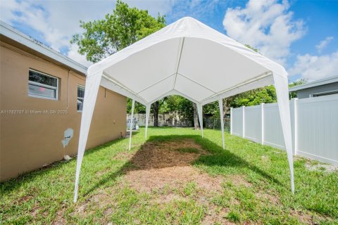 House in West Park, Florida 3 bedrooms, 116.87 sq.m. № 1628061 - photo 11