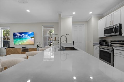 Townhouse in Miramar, Florida 3 bedrooms, 165.55 sq.m. № 2066368 - photo 7