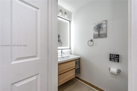 Townhouse in Miramar, Florida 3 bedrooms, 165.55 sq.m. № 2066368 - photo 14