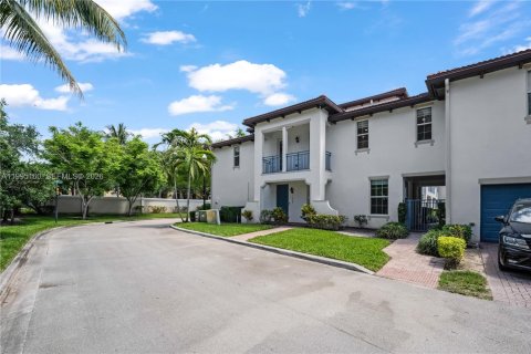 Townhouse in Miramar, Florida 3 bedrooms, 165.55 sq.m. № 2066368 - photo 1