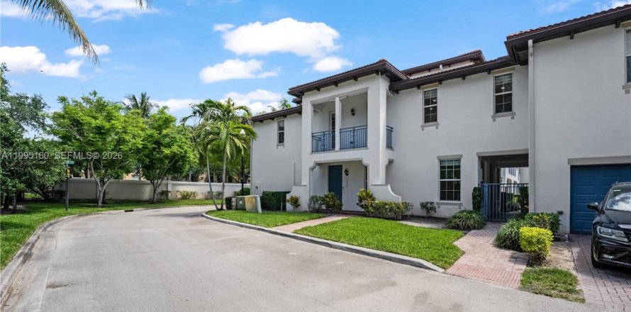 Townhouse in Miramar, Florida 3 bedrooms, 165.55 sq.m. № 2066368