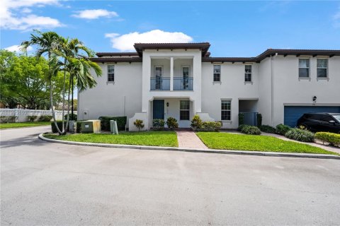 Townhouse in Miramar, Florida 3 bedrooms, 165.55 sq.m. № 2066368 - photo 2