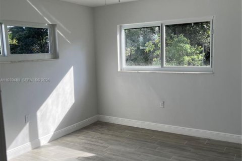 House in Miami, Florida 3 bedrooms, 191.19 sq.m. № 1997470 - photo 3