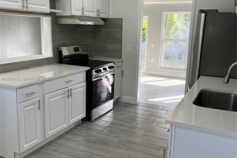 House in Miami, Florida 3 bedrooms, 191.19 sq.m. № 1997470 - photo 4