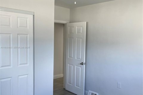 House in Miami, Florida 3 bedrooms, 191.19 sq.m. № 1997470 - photo 6