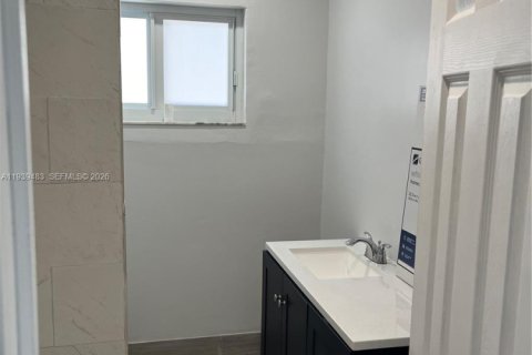 House in Miami, Florida 3 bedrooms, 191.19 sq.m. № 1997470 - photo 5